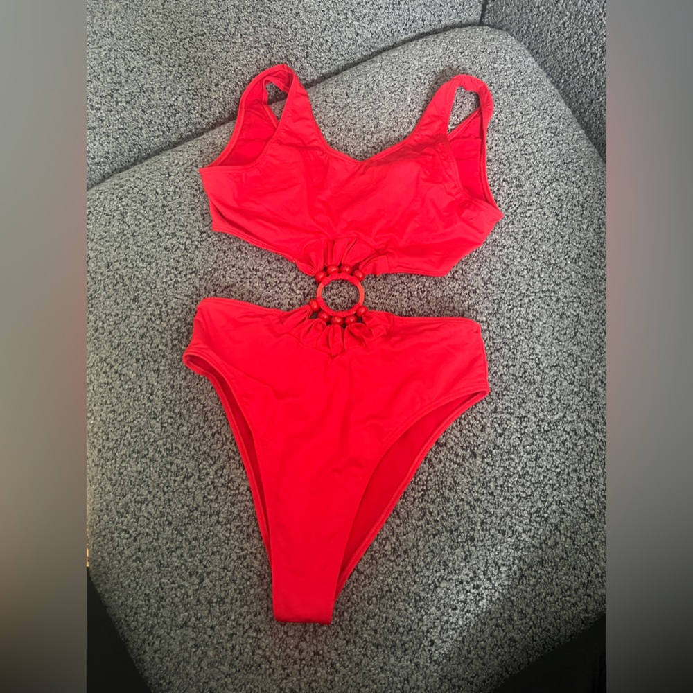 LESLIE AMON
Sol onepiece swimsuit